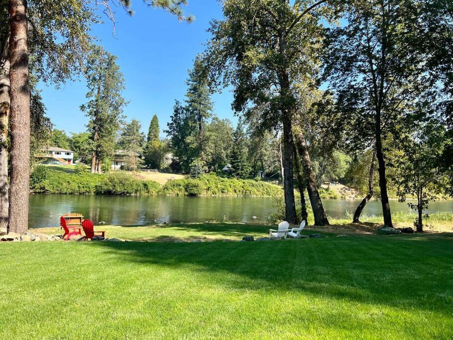 Deluxe Cabin 1 - Rogue River Resort Grants Pass Bagian luar foto